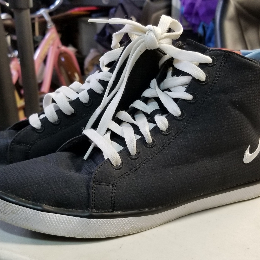 Nike sneakers size 8 style 454051-10